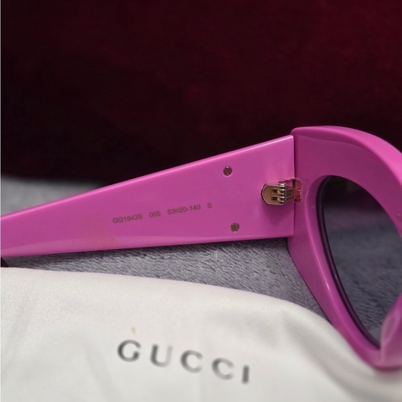 Gucci Cat-Eye Women’s Sunglasses-Black and Fuchsia New in Box